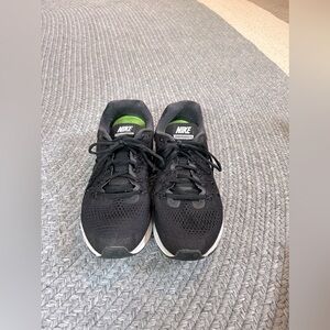 Men’s Nike Pegasus zoom black running sneakers. Size 10.5, worn no rips or stain
